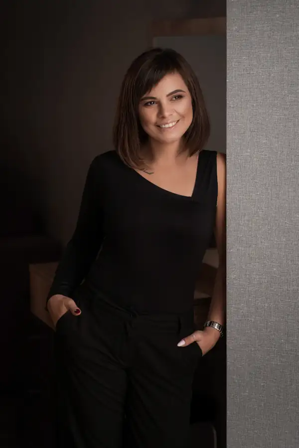 hermosa-chica-con-cabello-oscuro-junto-a-la-ventana